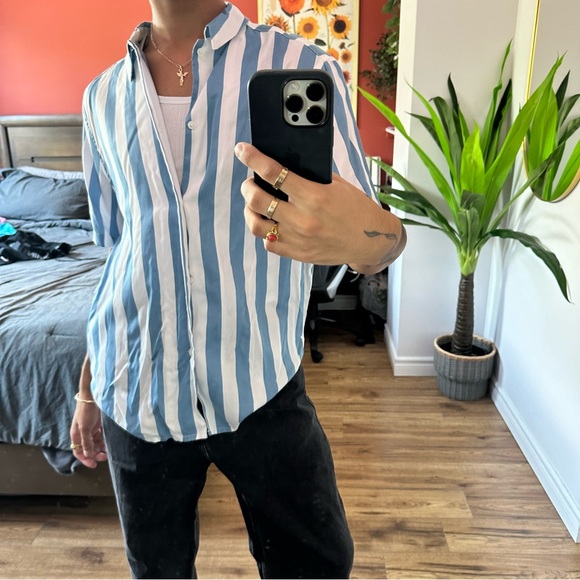 H&M BLUE and WHITE STRIPED SHORT-SLEEVE DRESS SHIRT - Medium - Picture 6 of 6